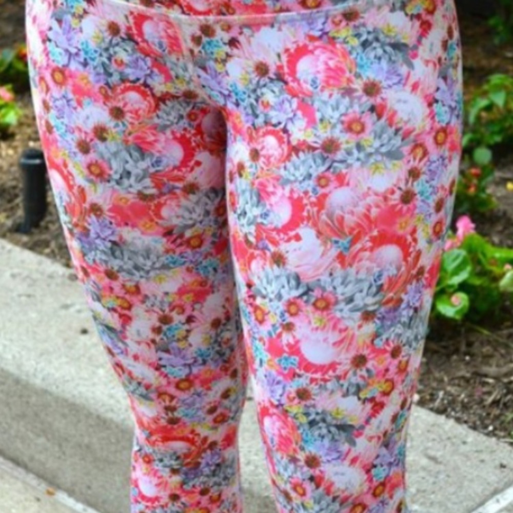 2 pairs of Lululemon flowabunga crops: size 8!